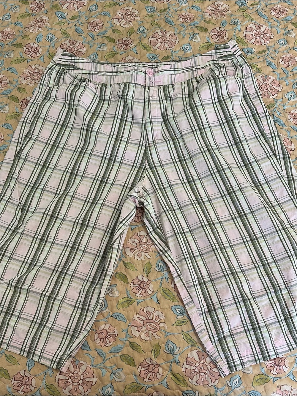 Vintage White Stag Pink & Green Olive Plaid Print Plus Size Women’s Capris